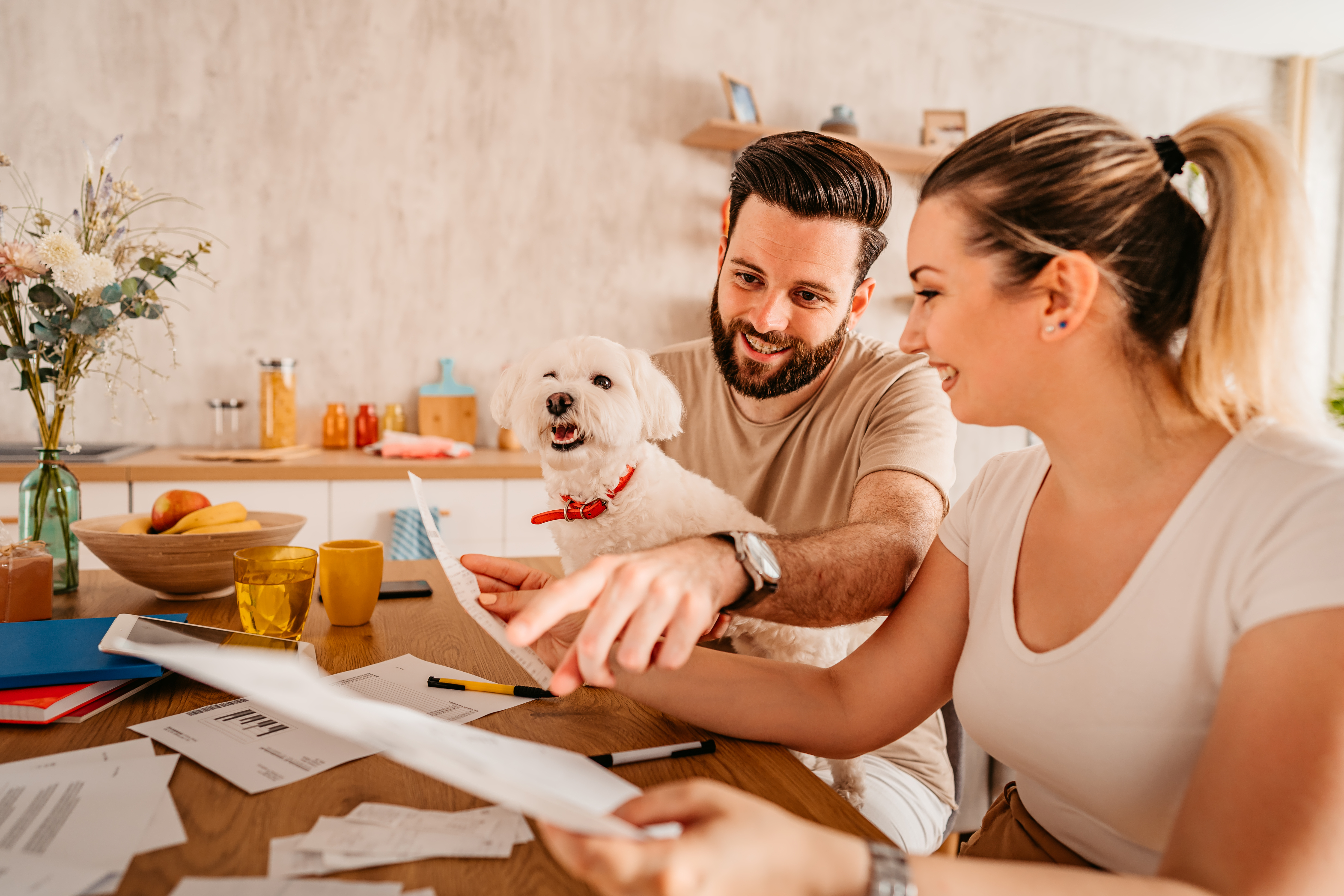 Mann und Frau überprüfen Finanzen mit Hund