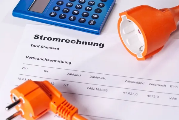 Stromrechnung mit Taschenrechner und Stecker