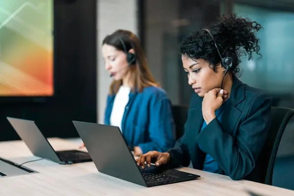 zwei Frauen im Callcenter