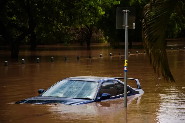 Hochwasser: Wann zahlt die Autoversicherung?