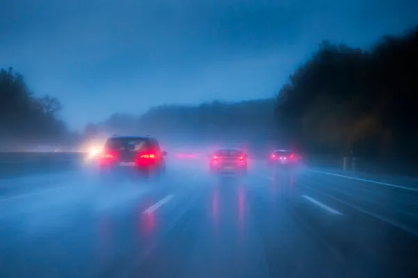 Wetterumbruch - Vorsicht auf den Straßen (Foto: Getty Images/Thomas Winz))